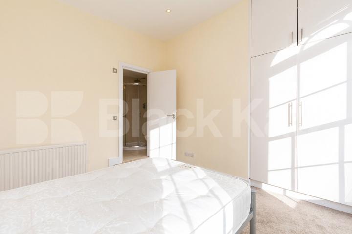 A 2 bed 2 bath property located close to an abundance of amenities Chapel Market , Angel